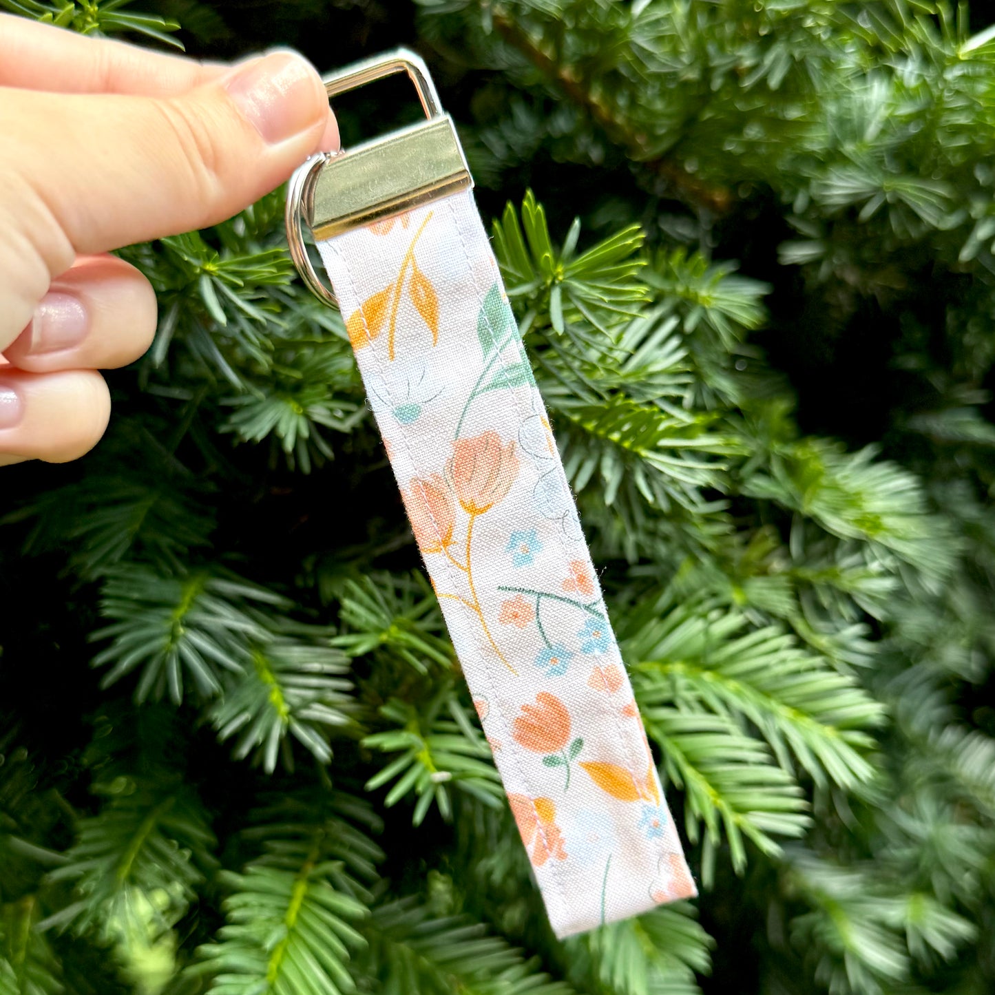 Peachy Flowers 🪷 Wristlet