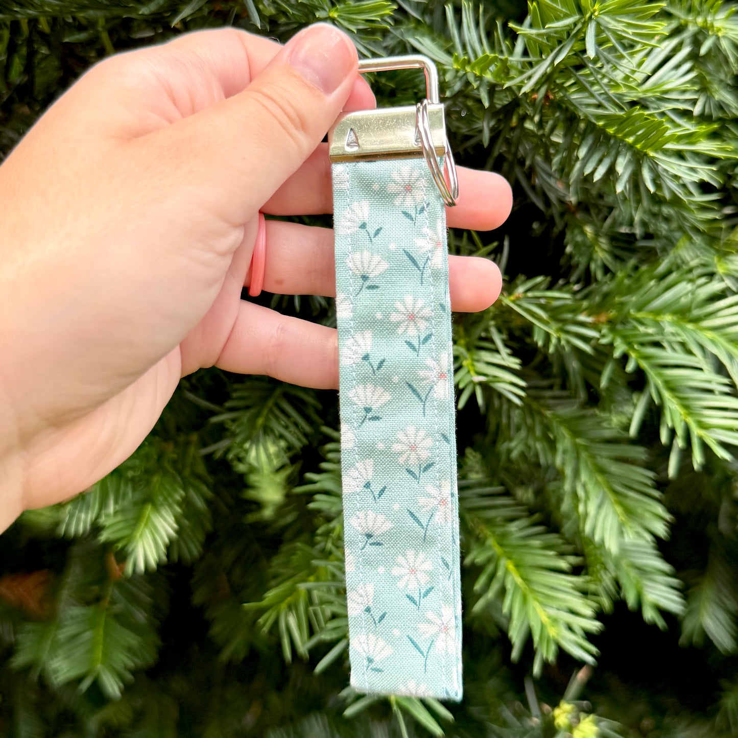 Little Daisies 🌼 Wristlet