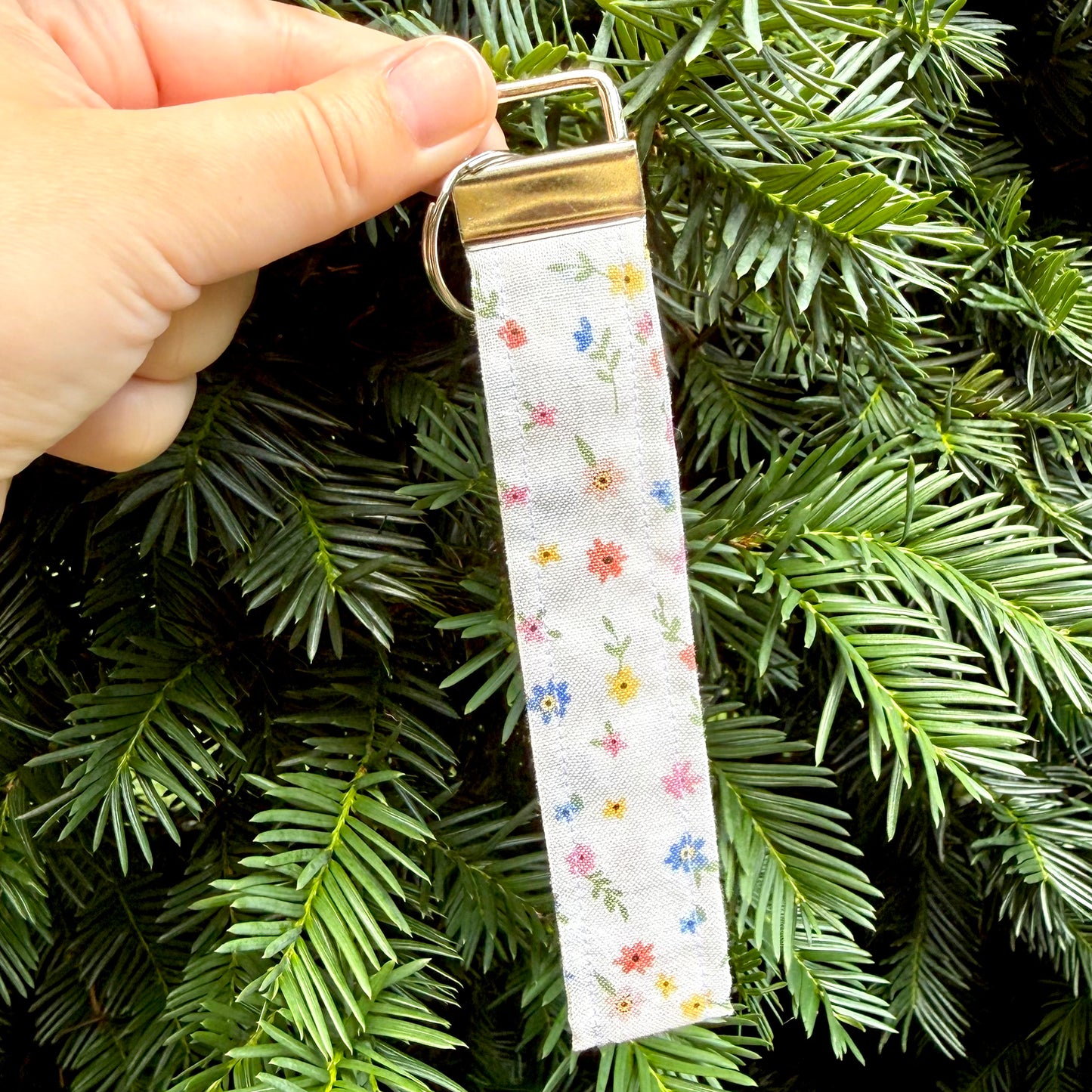 Tiny Flowers 🪻 Wristlet